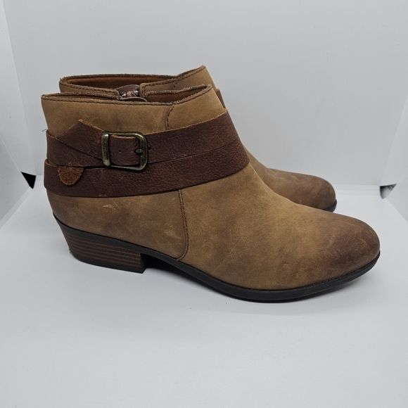 Clarks Addiy Cora tan nubuck ankle boots with decorative strap and buckle 8.5M - Picture 1 of 9